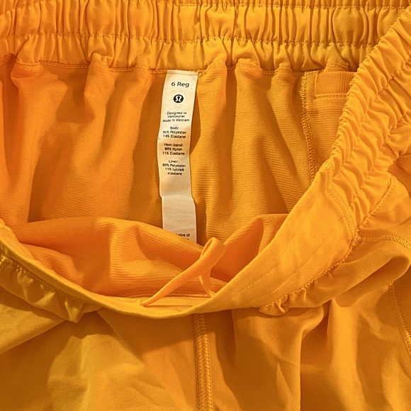 Lululemon Hotty Hot Low-Rise Lined Short 2.5"
Clementine size 6 - Picture 8 of 11
